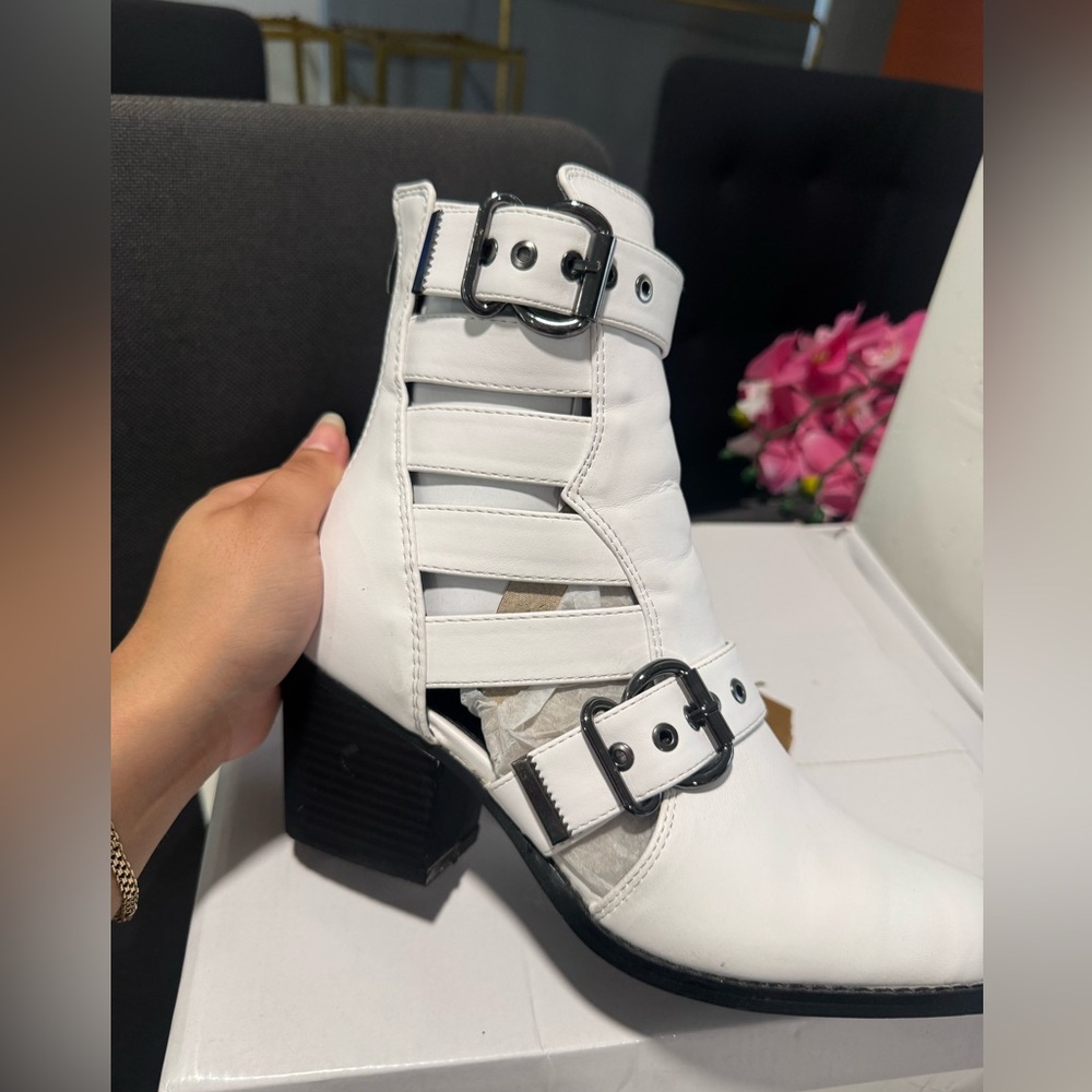 ARIDER GIRL White Buckle Ankle Boots - Picture 9 of 9